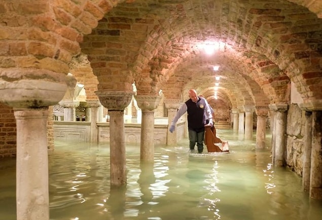 3. San Marco Bazilikası'nın mahzeni de sular altında kaldı.