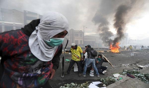 Hükümet karşıtı protestocular, Quito'daki Ulusal Meclis binasının önünde polisler ile karşıya karşıya geldi.