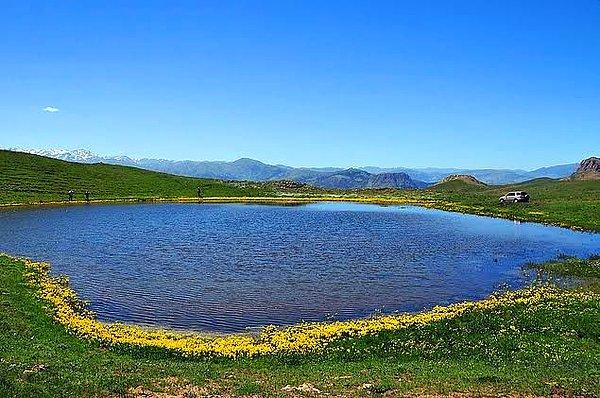 Köylüler haberlerde gösterilen çiçekli gölün Dipsiz Göl olmadığını iddia etti.