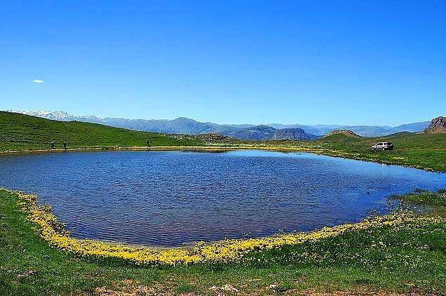 Köylüler haberlerde gösterilen çiçekli gölün Dipsiz Göl olmadığını iddia etti.