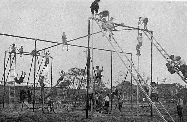 6. Bundan bir asır önce çocuk parkları böyleydi, bugünün güvenli parklarını düşününce böylesi nasıl da tehlikeli!