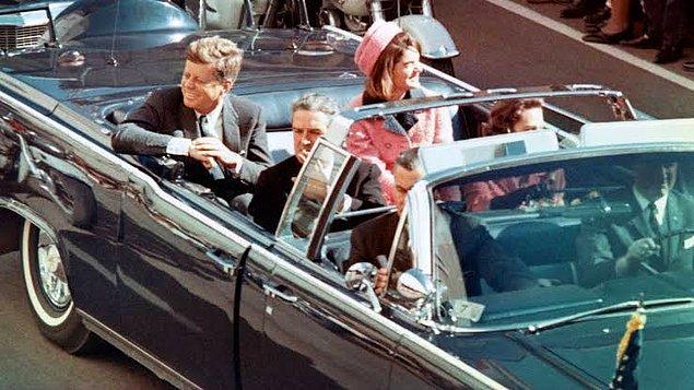 1963 - Amerika Birleşik Devletleri Başkanı John F. Kennedy Dallas'ta öldürüldü. Aynı gün, yardımcısı Lyndon B. Johnson Başkan oldu.