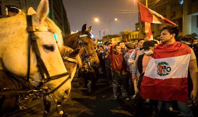 Polis, cumhurbaşkanı Lima'daki yasama meclisini sona erdirdikten sonra, zorla Kongreye girmelerini engellemek için Cumhurbaşkanı Martin Vizcarra'nın destekçilerine biber gazı fırlattı.