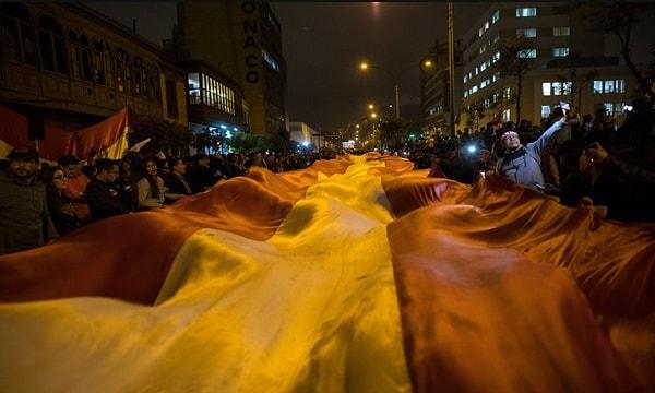 Protestocular, Cumhurbaşkanı Martin Vizcarra'nın Lima'daki yasama meclisini sona erdirmesinden sonra Kongre dışında Peru bayrağıyla yürüyüş yaptı.