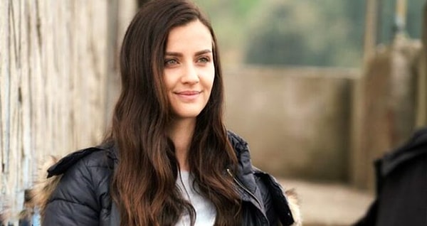 4. Спустя 3 года она присоединилась к актерскому составу популярного во всем мире сериала «Великолепный век», где сыграла второстепенную роль Клары-Нурбахар. Тогда же она приняла участие в проекте «Долины волков — Западня» — Хелваджиоглу не только исполнила свою роль, но и помогла в режиссировании сериала.