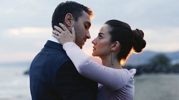 6. Роль Нефес Зорлу принесла Ирем широкую известность: актриса стала даже номинанткой самой престижной премии турецкого кинематографа «Золотая бабочка» и завоевала её вместе со своим партнером в номинации «Лучшая пара сериала» 9 декабря 2018 года.