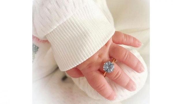 Bebeğe takılan yüzüğe de açıklık getirdi. Yüzüğün hediye edildiğini ve 1 yıl önceki bir paylaşım olduğunu söyledi.