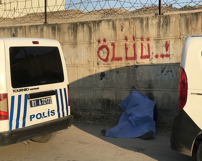 Adana'da 'Ölüü' Yazan Duvarın Dibinde Bir Kişinin Cesedi Bulundu