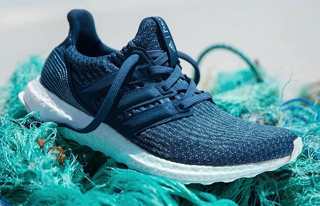 Adidas, geri dönüştürülmüş plastikten üretilen 11 milyon spor ayakkabı yaptı. Her çift 11 plastik şişe ile yapılıyor.