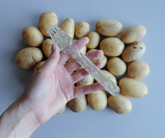 Patates nişastası ve sudan yapılmış ve 2 ay içinde ayrışacak ucuz ve dayanıklı plastik çatal. Ayrıca ondan yemek kapları ve paketleme ürünleri yapabilirsiniz.