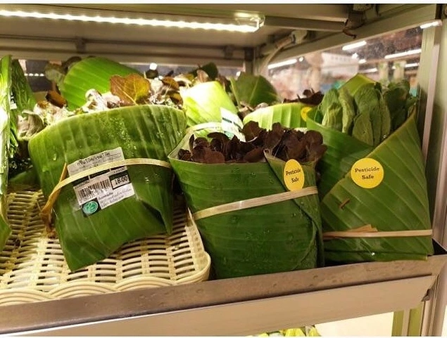 Bazı marketler muz yapraklarını plastik ambalajlara alternatif olarak kullanır.