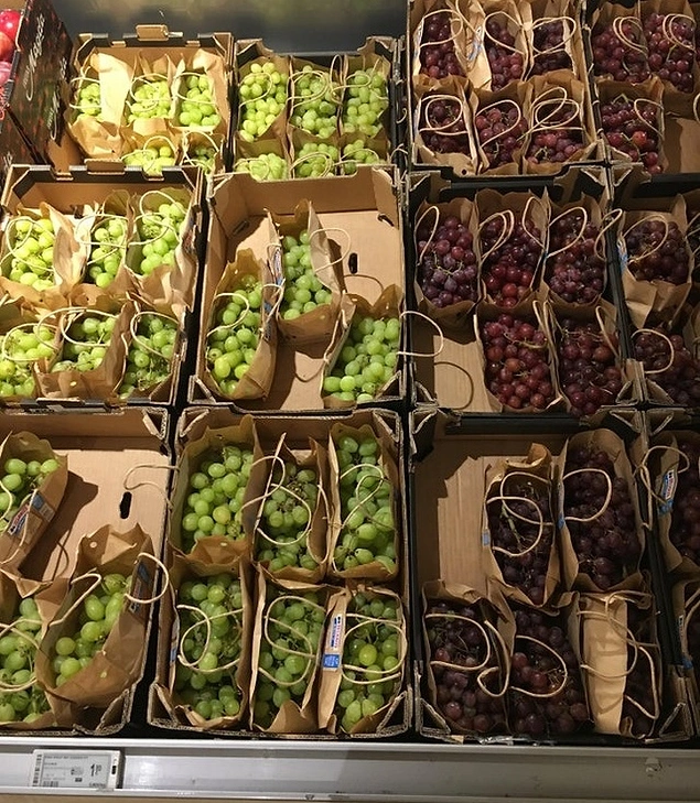 “Süpermarketteki üzümler, plastik kaplar yerine küçük kağıt torbalarda satılıyor.”