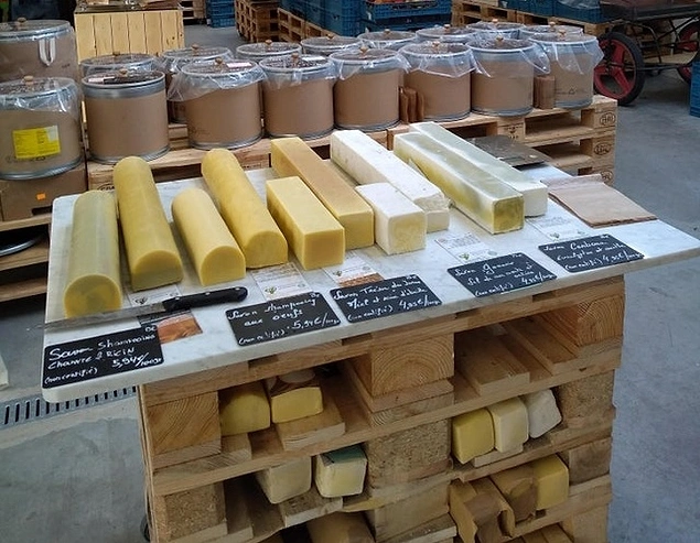 Belçika'da bir markette, plastik bir şişede almak yerine, bir kalıp sabun ve katı şampuanı ihtiyacınız kadar kestirerek alabilirsiniz.