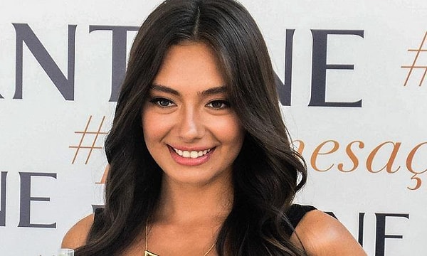 Ее папа черкес, а мама из Беларуси.