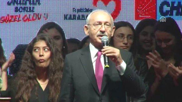 CHP Genel Başkanı Kemal Kılıçdaroğlu, bugün İzmir'i ziyaret etti. Burada üniversiteli öğrencilerle bir araya gelen Kılıçdaroğlu, konuşmasında "Sıra geldi ikinci etaba. İkinci etapta da göreceksiniz beyefendiyi aşağı indireceğiz. Hep beraber yapacağız bunu" ifadesini kullandı.