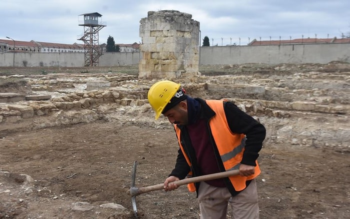 Savaşların Yok Ettiği 2 Asırlık Camiyi, Mahkumlar Gün Yüzüne Çıkarıyor