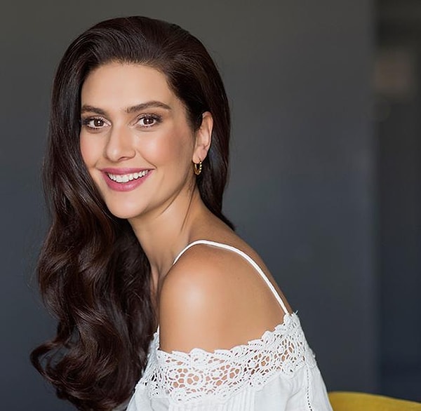 Бергюзар Корель – турецкая актриса. Она известна своими работами во многосезонных сериалах, которые сделали ее знаменитой в Турции и других странах.