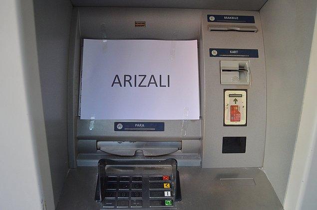 Afyonkarahisar'da yaşanan olayda, bir kişi 5 bankanın ATM ve güvenlik kamerasına zarar verdi.