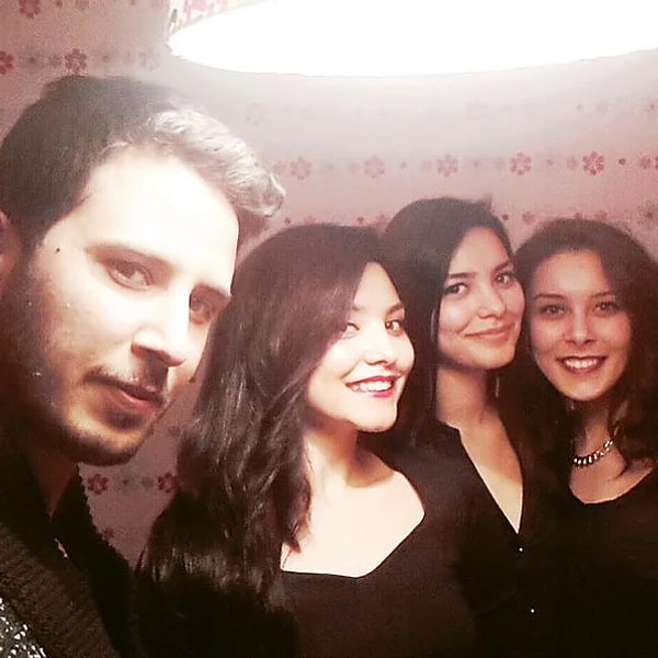 2. У Хазал Филиз Кючюккесе две сестры, одна из которых - близнец Хазал Дениз.