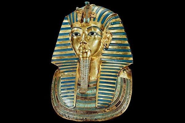 1922 - Howard Carter ve George Herbert de Carnarvon, Mısır Firavunu Tutankhamun'un mezarına 3000 yıl sonra giren ilk insanlar oldular.