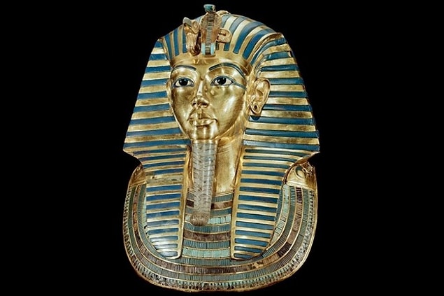 1922 - Howard Carter ve George Herbert de Carnarvon, Mısır Firavunu Tutankhamun'un mezarına 3000 yıl sonra giren ilk insanlar oldular.