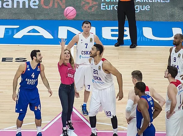 3. Синем Кобал также поучаствовала в "Розовом мяче"