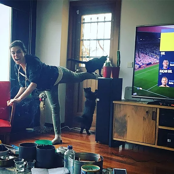 8. Селин Шекерджи занимается йогой вместе со своим котом