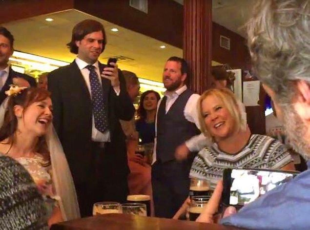 10. Amy Schumer ve Judd Apatow, Dublin'deki bir düğün sonrası partisine katıldı.
