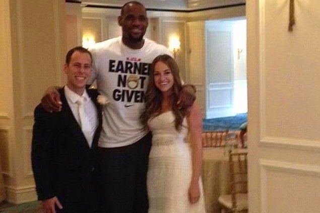 25. LeBron James, düğünlerinden hemen önce çift ile fotoğraf çektirdi.