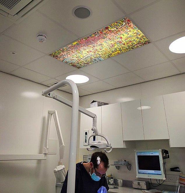 17. İşlem sırasında hastaları eğlendirmek için tavanında "Where’s Waldo?" resmi olan muayenehane. 🦷