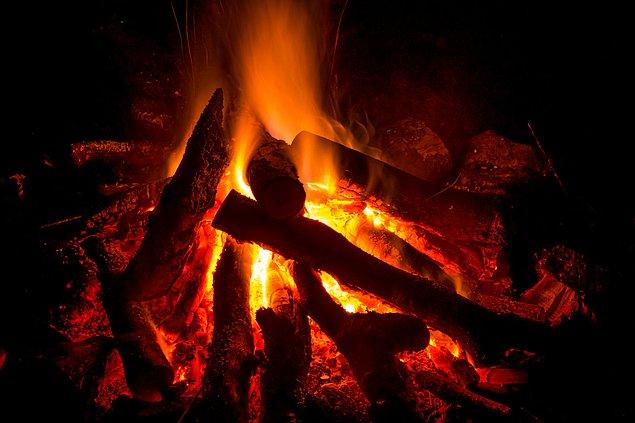1. Soğuk bir günde ayaklarınızı ateşin önünde ısıtmak...
