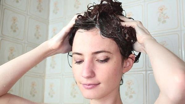 10. Saçlarınızı şampuanlarken saçlarınızı kafanızın üst kısmında toplamak
