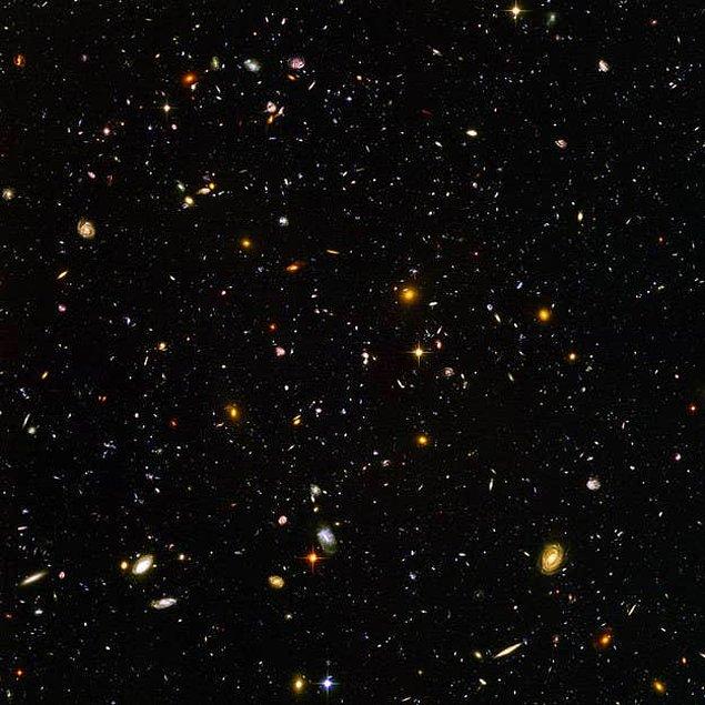 23. Hadi biraz daha büyük düşünelim; Hubble Uzay Teleskobu tarafından çekilmiş bu fotoğrafta, her biri içerisinde milyonlarca yıldız ve hepsinin sahip olduğu onlarca dünyayı barındıran, on binlerce galaksiyi görebilirsiniz.