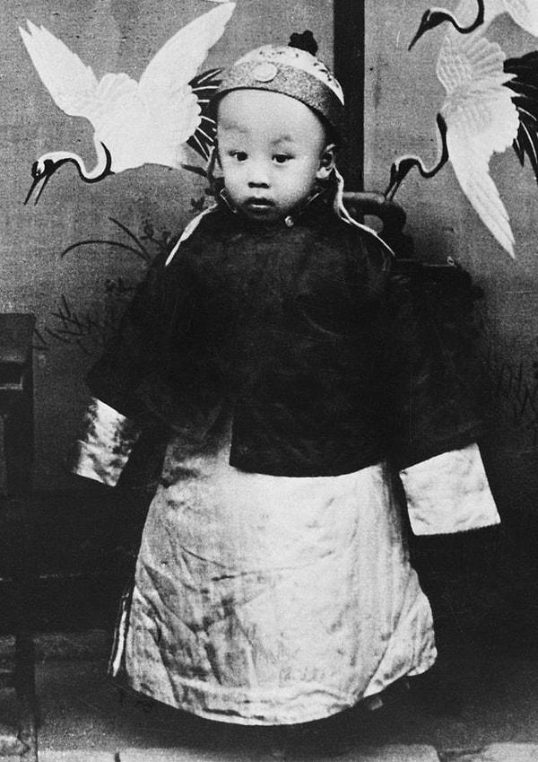 1908 - Çin'de çocuk İmparator Puyi, 2 yaşındayken tahta çıktı.