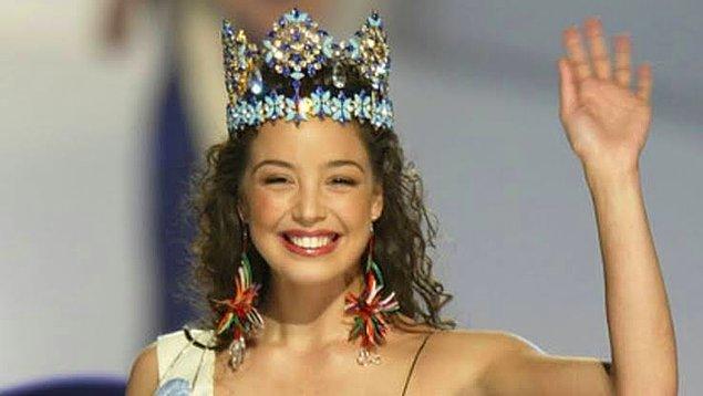 2002 - Londra'da 51'incisi yapılan Dünya Güzellik Yarışması'nda Türkiye Güzeli Azra Akın Dünya Güzeli seçildi.