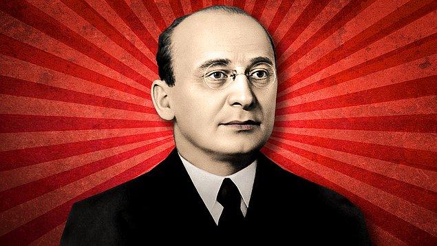 Hem de o yıllarda edinilecek en güçlü düşman: NKVD’nin müdürü Lavrentiy Beria.
