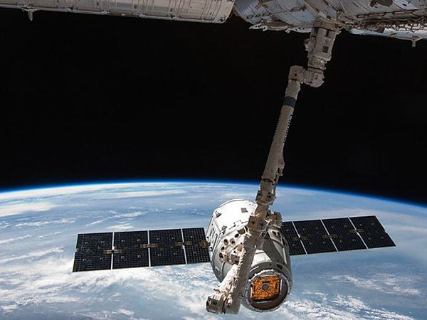 10. Uzayın keşfinde yeni bir dönemin başlangıcı SpaceX'in Dragon'u, uzay istasyonuna ulaşan 'ilk özel uzay aracı' görevini başarı ile tamamladı!