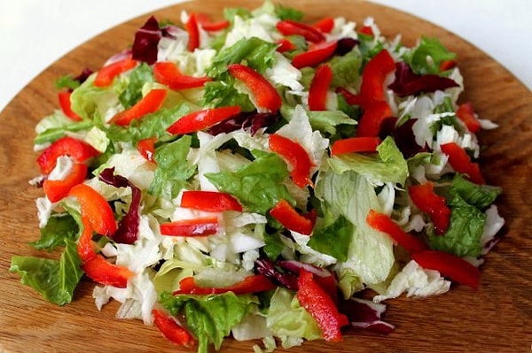 2. Салат с овощами, брынзой и болгарским перцем
