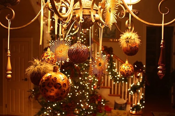 11. А вы знаете что подвесив игрушки на люстру, тоже можно создать себе Новый год?