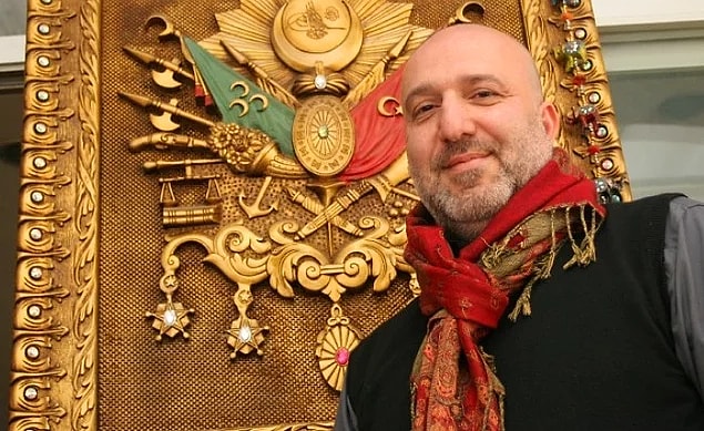 II. Abdülhamid'in dördüncü kuşaktan torunu olan Orhan Osmanoğlu, sosyal medyayı aktif bir şekilde kullanıyor.