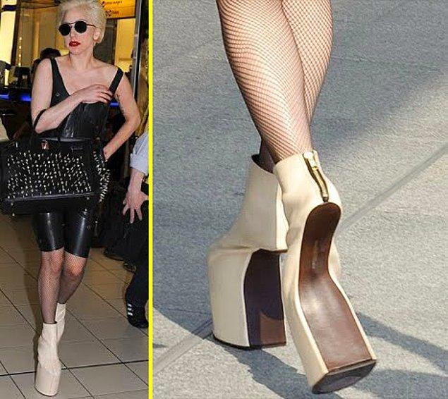 8. Lady Gaga'nın bu ayakkabıları ne kadar tercih edilir bilemiyoruz ama görünce hemen aklımıza o geliyor. Modaya da ciddi bir etkisi olduğu kesin.