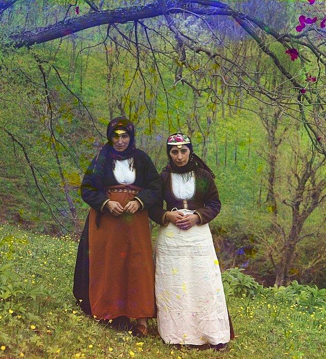 20. Geleneksel kıyafetleriyle Ermeni kadınlar.