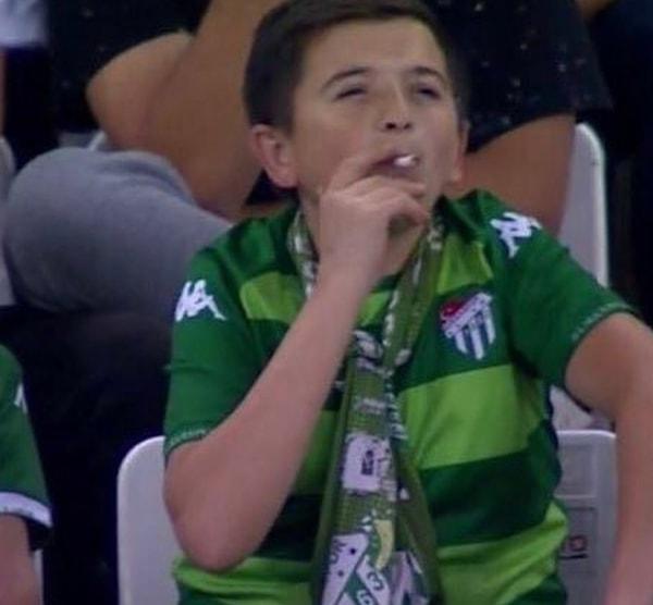 22. Fenerbahçe - Bursaspor maçı sırasında tribünlerde bir çocuğun sigara içtiği görüntülerin yansıması ama çocuğun çocuk değil, 36 yaşında bir adam olduğunun anlaşılması