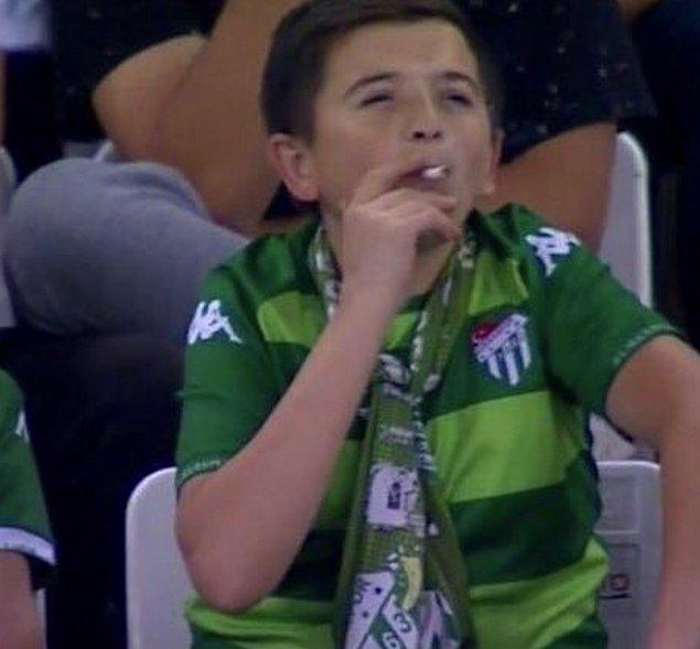 22. Fenerbahçe - Bursaspor maçı sırasında tribünlerde bir çocuğun sigara içtiği görüntülerin yansıması ama çocuğun çocuk değil, 36 yaşında bir adam olduğunun anlaşılması