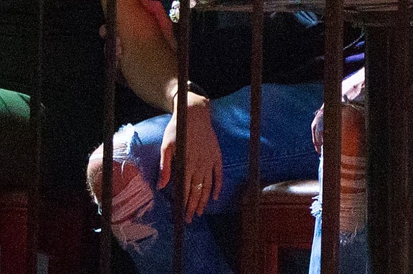 Папарацци засняли как Джастин и Алиша, которые вышли вместе повеселиться, остались наедине на балконе заведения.