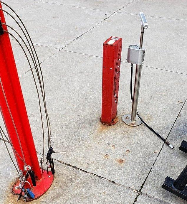 21. "Okulumun girişinde bisikletinizi tamir edebilmeniz için aletler ve pompa var."