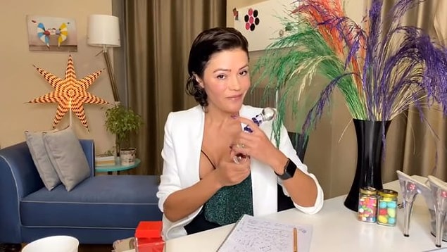 Videoda Ajda Pekkan'a ayar vermekten, feministlik kavramına kadar epey çok şey konuşuluyor. Ancak bir süre sonra ortaya bir vibratör çıkıyor ve bundan sonrası epey şaşırtıcı sahnelere sebep oluyor.