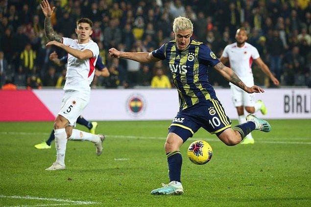 İlk 45 dakika Fenerbahçe'nin 3-1'lik üstünlüğü ile sona erdi.