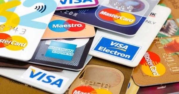 Kredi kartı bilgileri e-ticaret sitelerinin kendi bünyesinde saklanmıyor. Kendiniz dahi sisteme giriş yapsanız kredi kartı bilgilerinizi göremezsiniz.