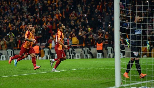 İlk yarısı hızlı ataklara sahne olan maçta başka gol olmadı ve ilk yarı 1-0 Galatasaray üstünlüğü ile sona erdi.